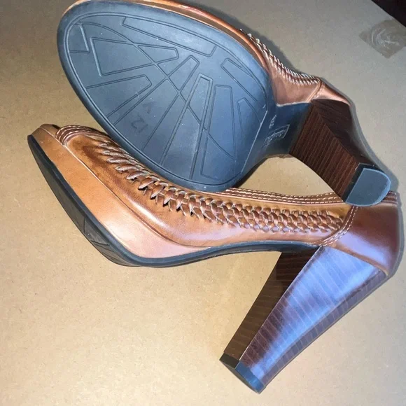 Final Price!!!! Women's Brown Peep Toe Heels by American Eagle - Picture 8 of 9